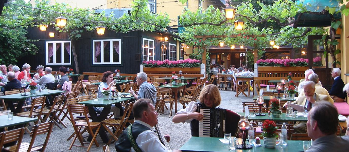 Gastgarten beim Heurigen